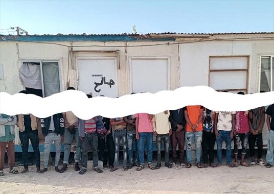الشرطة تطيح بـ32 شخصًا بينهم 17 امرأة في منزل مشبوه بالمهرة - الشرطة تطيح بـ32 شخصًا بينهم 17 امرأة في منزل مشبوه بالمهرة -